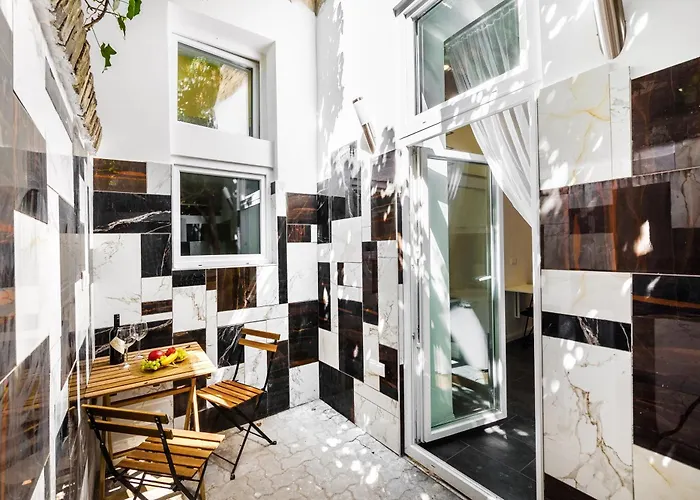 Flora Downtown Apartment