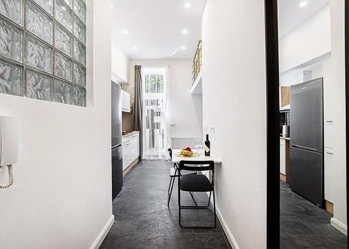 Flora Downtown Apartment *